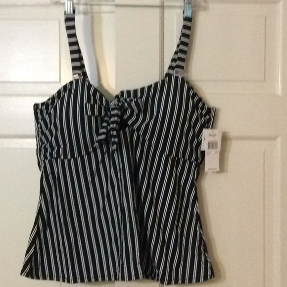 NWOT black and white tankini top! Ordered it tried it own and it didn’t fit. - Picture 3 of 4